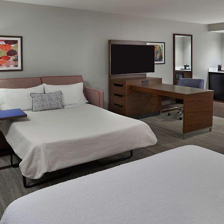 Hampton Inn & Suites Montreal-Дорваль Экстерьер фото
