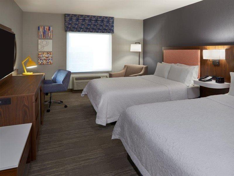 Hampton Inn & Suites Montreal-Дорваль Экстерьер фото