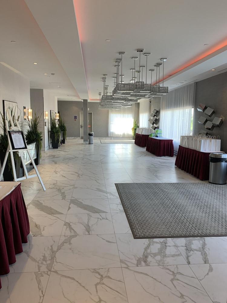 Hampton Inn & Suites Montreal-Дорваль Экстерьер фото