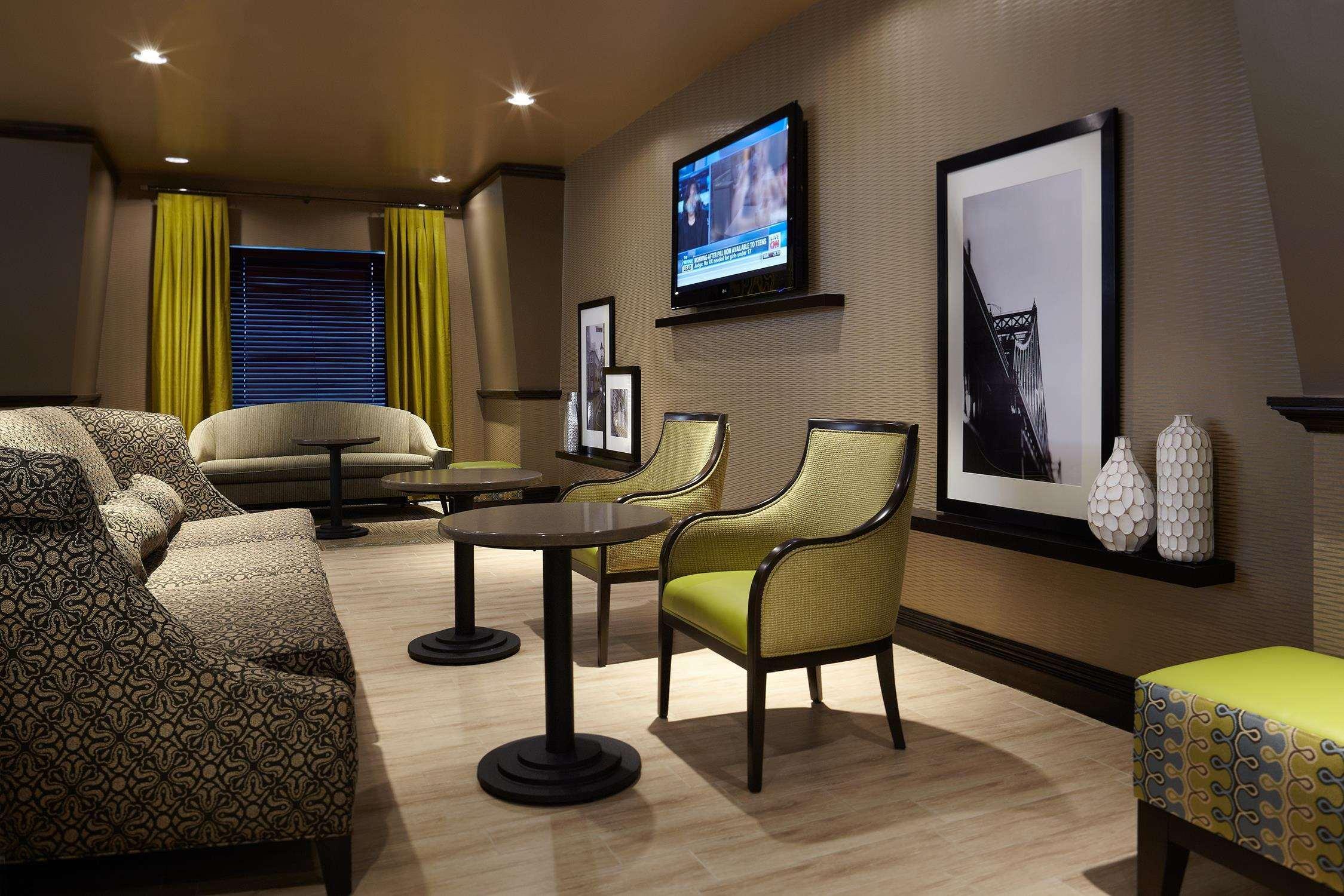 Hampton Inn & Suites Montreal-Дорваль Экстерьер фото