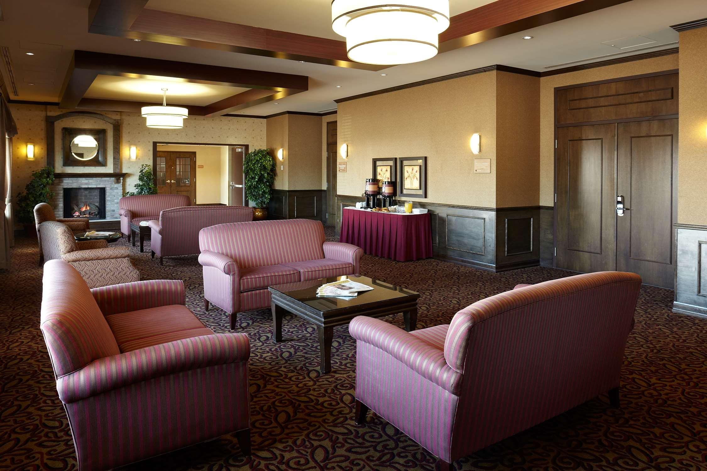 Hampton Inn & Suites Montreal-Дорваль Экстерьер фото
