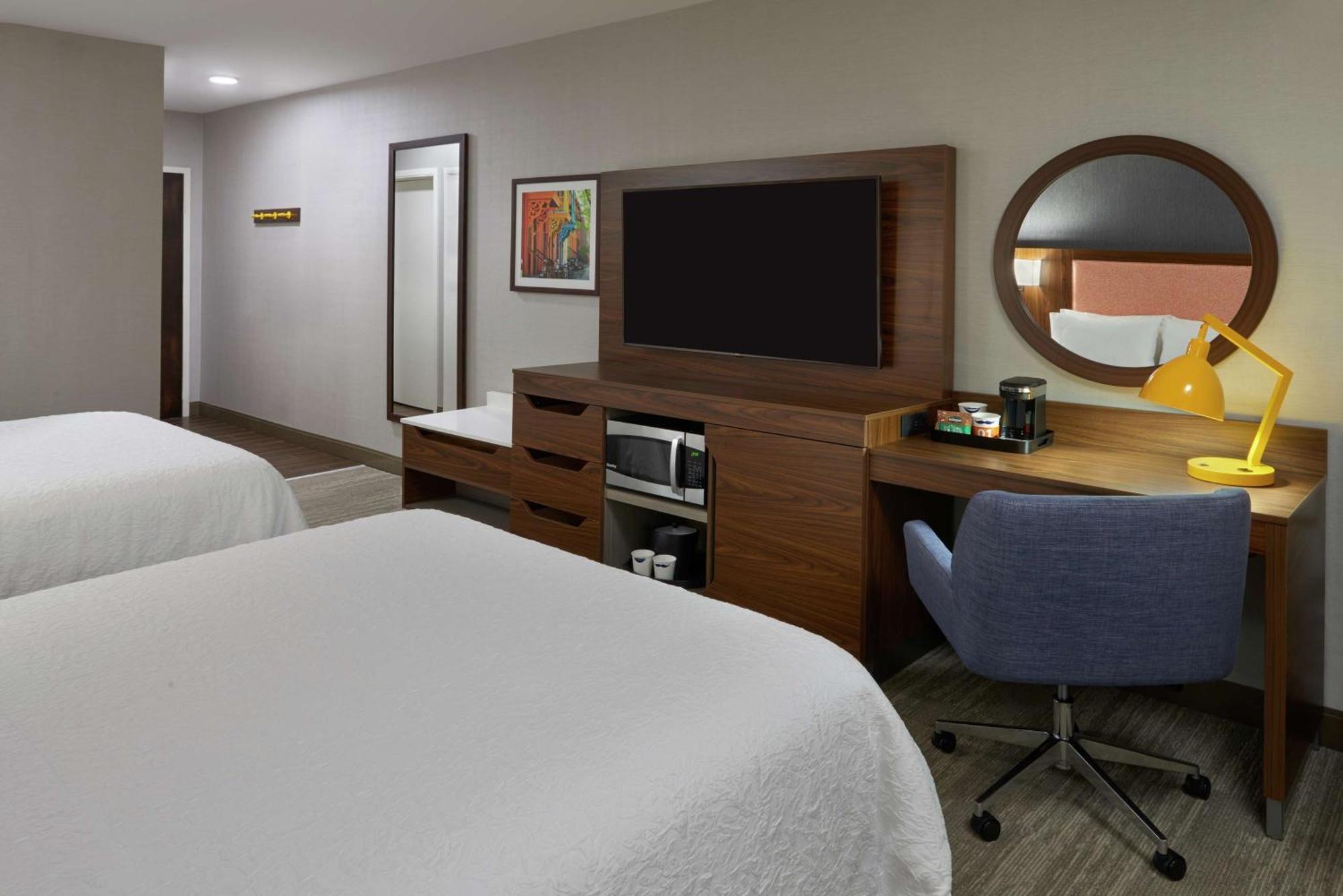 Hampton Inn & Suites Montreal-Дорваль Экстерьер фото