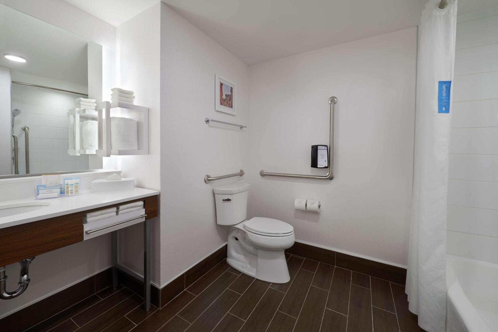 Hampton Inn & Suites Montreal-Дорваль Экстерьер фото