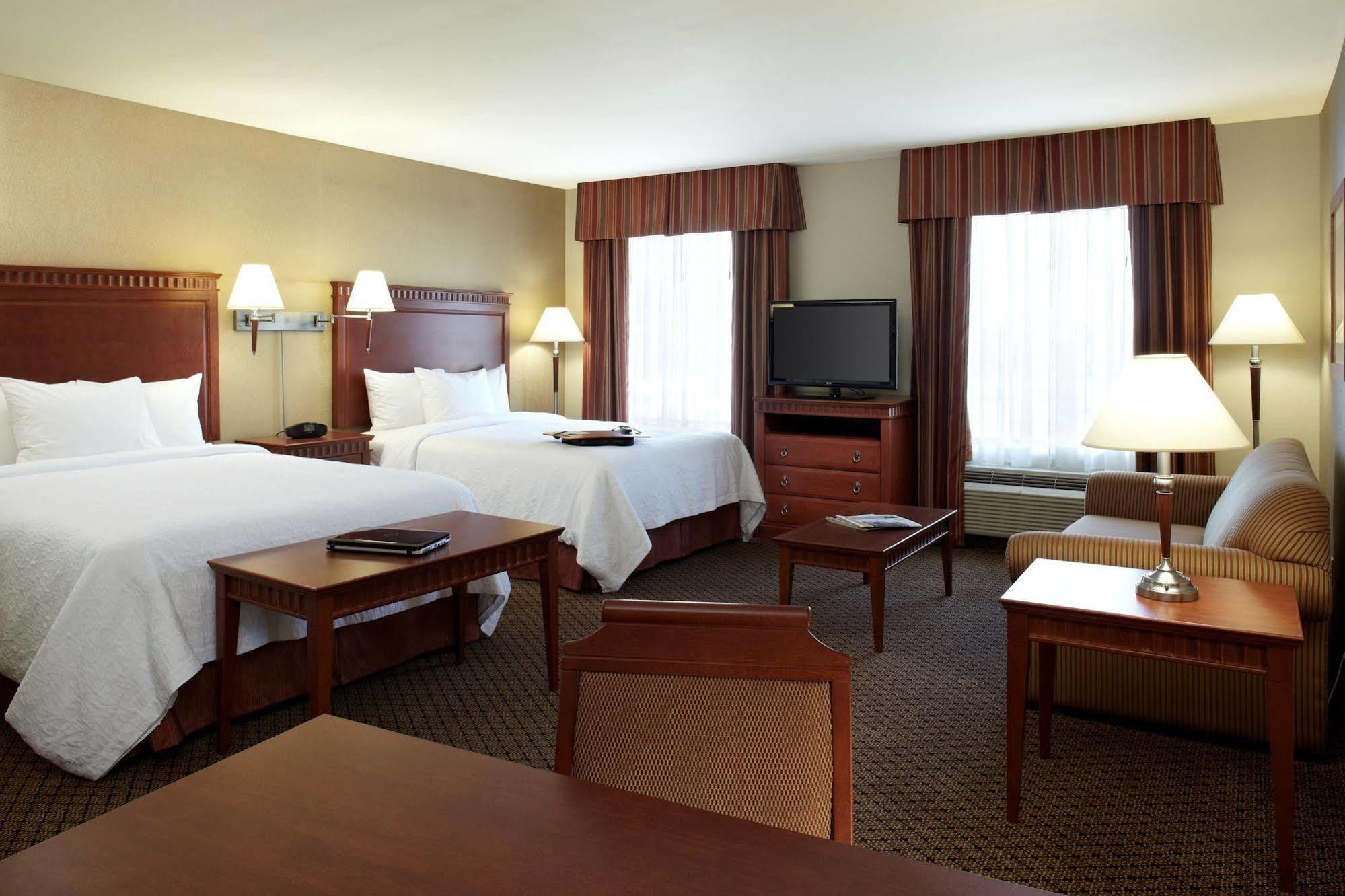 Hampton Inn & Suites Montreal-Дорваль Экстерьер фото