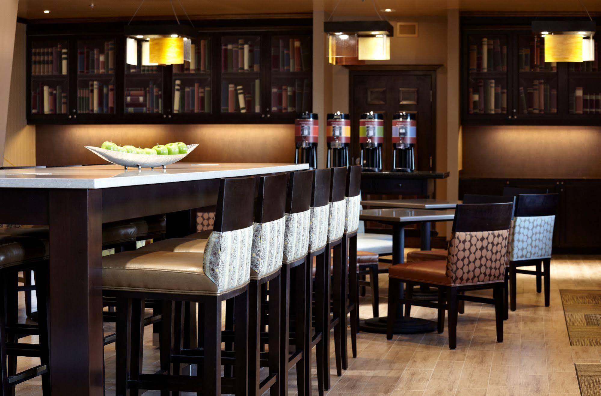 Hampton Inn & Suites Montreal-Дорваль Экстерьер фото